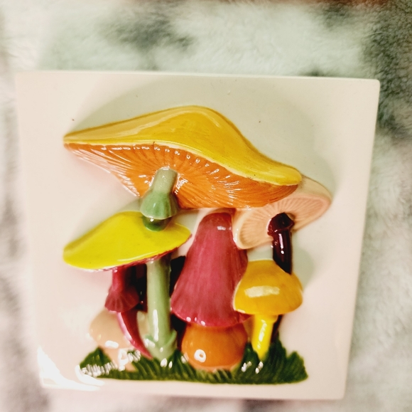 Set of 4 vintage hand painted ceramic mushroom plaques - Picture 7 of 16